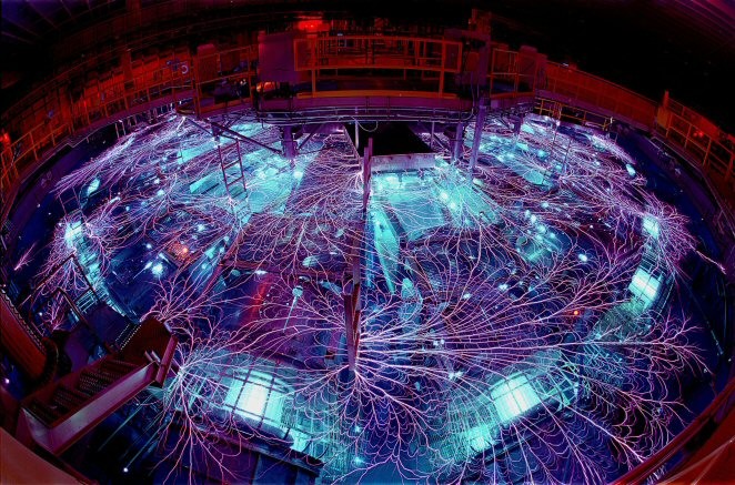 La tecnología diseñada para investigaciones en la física ha registrado avances notables. Esta máquina, única en el mundo, es capaz, entre otras cosas, de generar temperaturas más altas que las existentes dentro del Sol. Foto: SNL.
