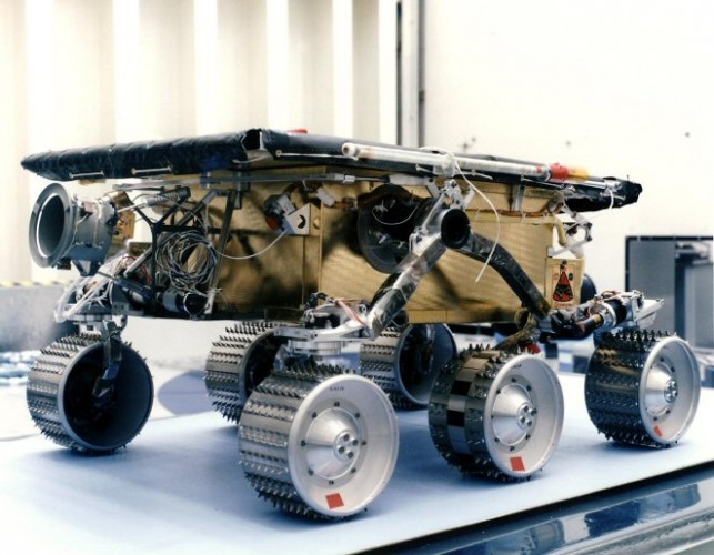 Siempre nos han fascinado los robots. Hemos hablado de muchos de ellos, pero éste, el primero que circuló en Marte, sigue siendo nuestro favorito, ya que tuvimos a un prototipo deambulando a nuestros pies. Foto: NASA.