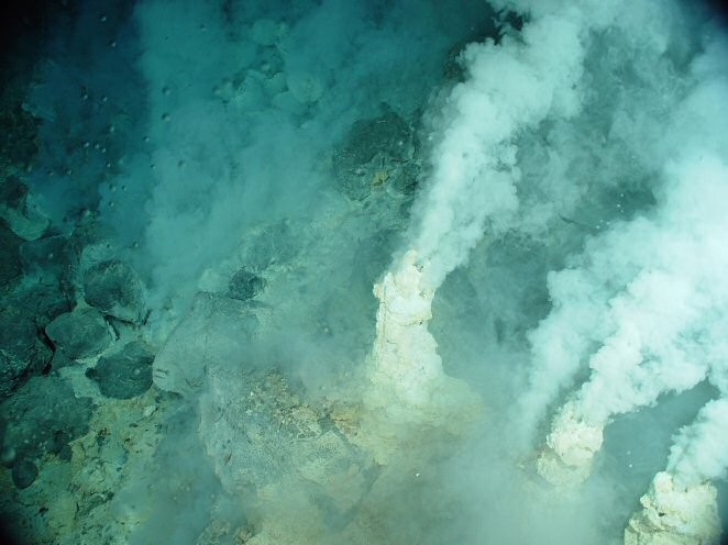 Las fumarolas hidrotermales del fondo del mar se han revelado en los últimos años como ecosistemas muy comunes. No sólo la vida de la Tierra pudo surgir primero aquí, sino que incluso podría haber ecosistemas parecidos en otros mundos. Foto: NOAA.