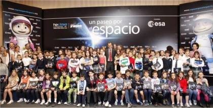 "Un paseo por el espacio" el libro escrito por Manuel Montes, codirector de NCYT Amazings, se ha presentado en ESAC, las instalaciones de la Agencia Espacial Europea (ESA) en Villanueva de la Cañada (Madrid). Al acto ha asistido el astronauta español de la ESA, Pedro Duque, autor del prólogo.