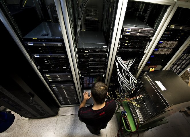 Un especialista ante una de las partes del sistema de supercomputación del LHC. Foto: CERN / Maximilien Brice.
