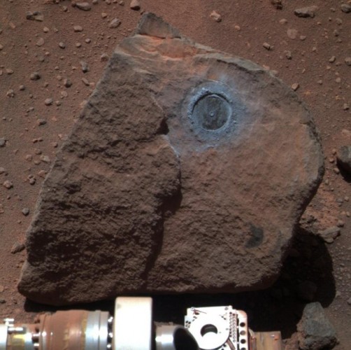 Roca examinada por el vehículo robótico Opportunity. El círculo oscuro en la roca es el resultado de la acción del robot. Foto: NASA/JPL-Caltech/Cornell.