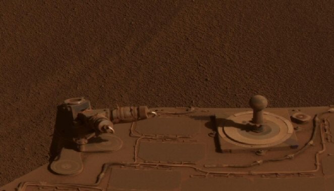 Primer plano del robot Opportunity, cubierto de polvo rojo después de varios años deambulando por Marte. Foto: NASA/JPL-Caltech/Cornell University.