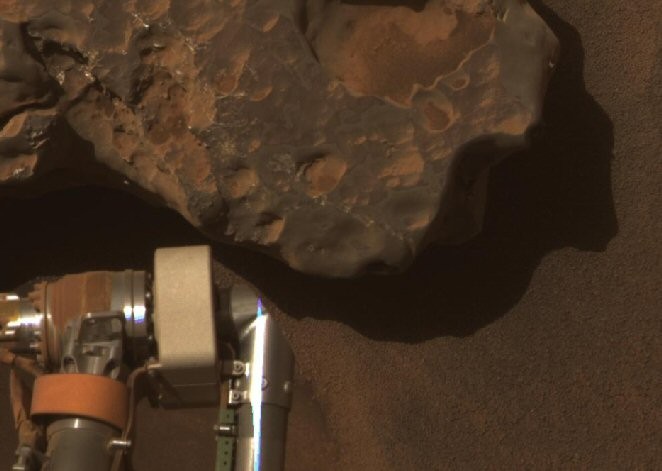El robot Opportunity examinando un meteorito en Marte. Foto: NASA/JPL-Caltech/Cornell University.