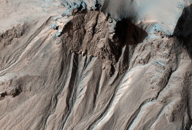 Zona sur de un inmenso cráter de impacto. Foto: NASA/JPL-Caltech/University of Arizona.